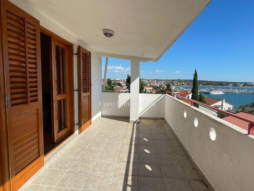 Novalja - hiša s 7 apartmaji in pogledom na morje