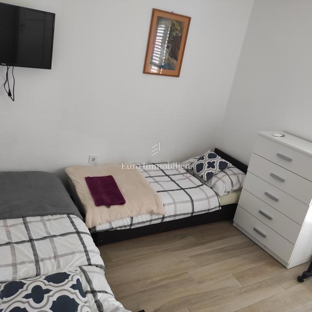Pirovac - hiša s strešno teraso, bazenom in jacuzzijem