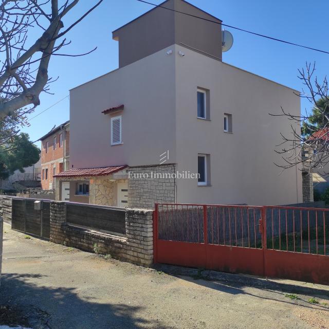 Pirovac - hiša s strešno teraso, bazenom in jacuzzijem