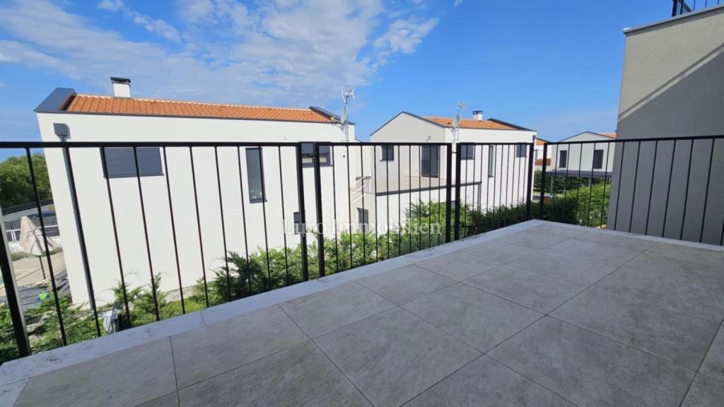 Poreč, okolica - moderno stanovanje s strešno teraso