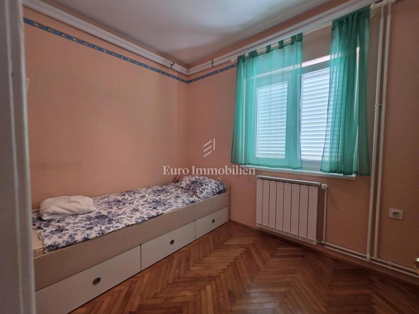 Crikvenica - hiša s štirimi apartmaji na odlični lokaciji