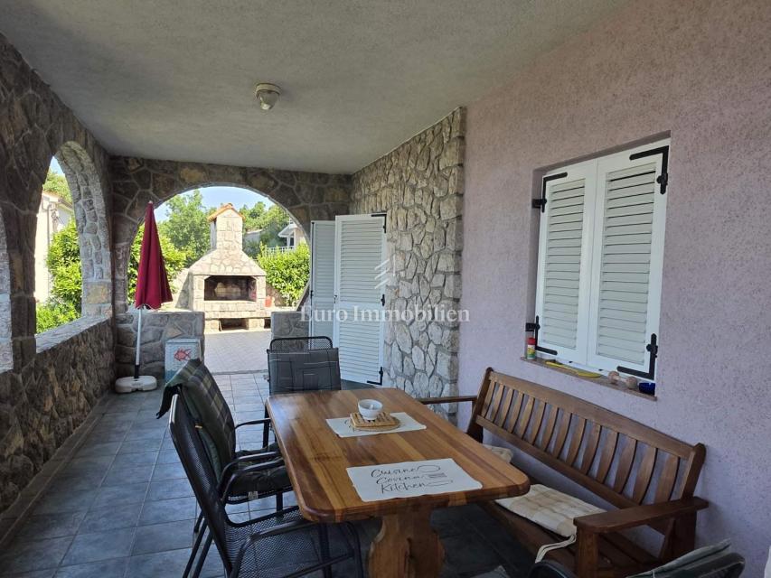 Crikvenica - hiša s štirimi apartmaji na odlični lokaciji