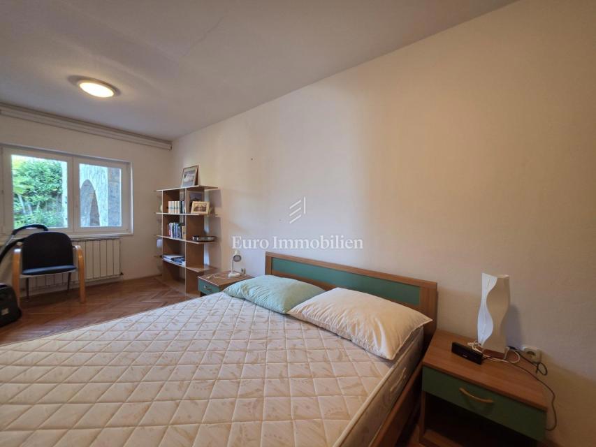 Crikvenica - hiša s štirimi apartmaji na odlični lokaciji