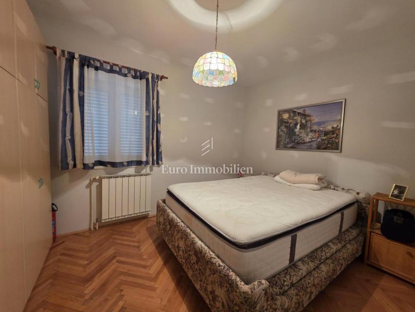 Crikvenica - hiša s štirimi apartmaji na odlični lokaciji