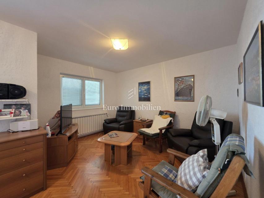 Crikvenica - hiša s štirimi apartmaji na odlični lokaciji