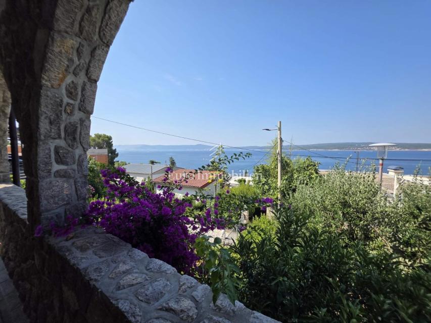 Crikvenica - hiša s štirimi apartmaji na odlični lokaciji