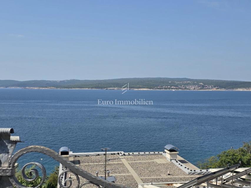 Crikvenica - hiša s štirimi apartmaji na odlični lokaciji