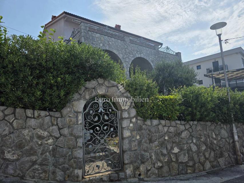 Crikvenica - hiša s štirimi apartmaji na odlični lokaciji