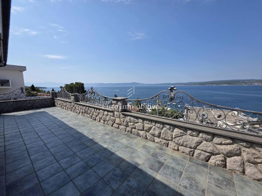 Crikvenica - hiša s štirimi apartmaji na odlični lokaciji