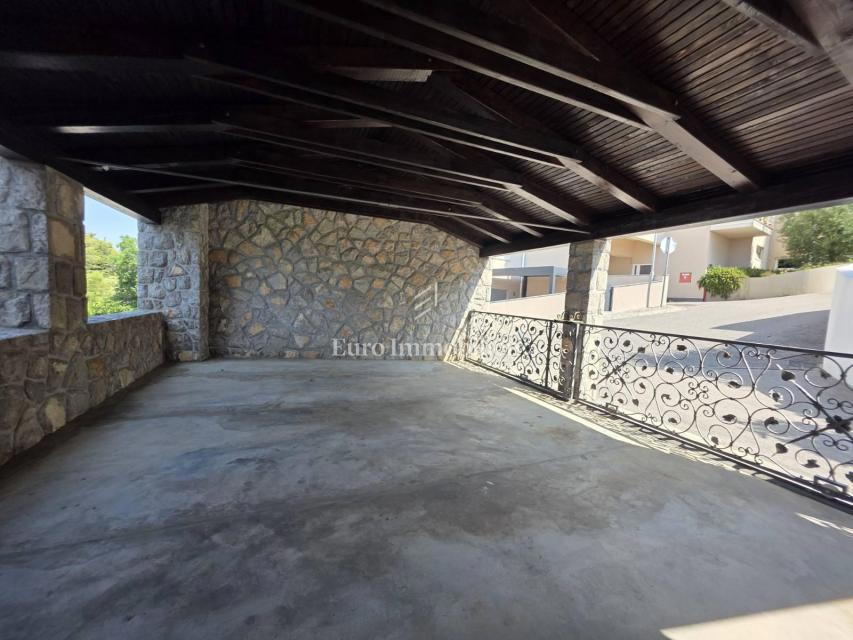 Crikvenica - hiša s štirimi apartmaji na odlični lokaciji