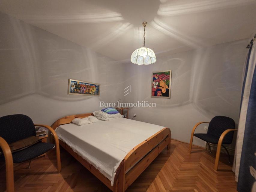 Crikvenica - hiša s štirimi apartmaji na odlični lokaciji