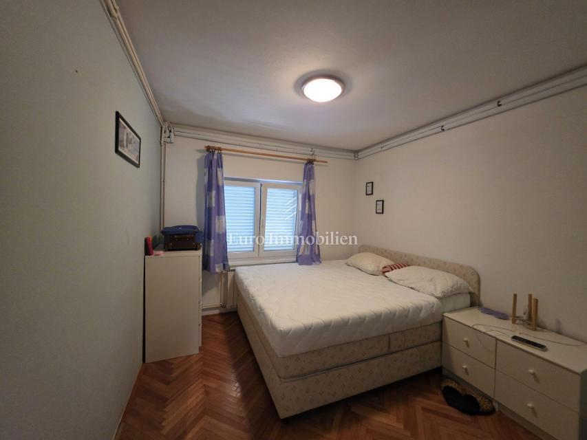Crikvenica - hiša s štirimi apartmaji na odlični lokaciji