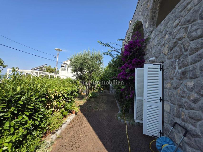 Crikvenica - hiša s štirimi apartmaji na odlični lokaciji
