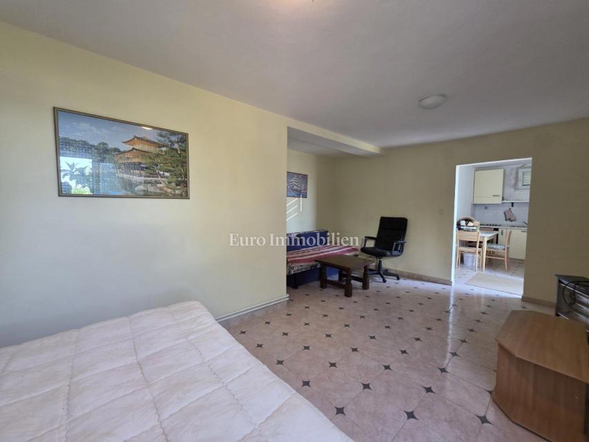 Crikvenica - hiša s štirimi apartmaji na odlični lokaciji