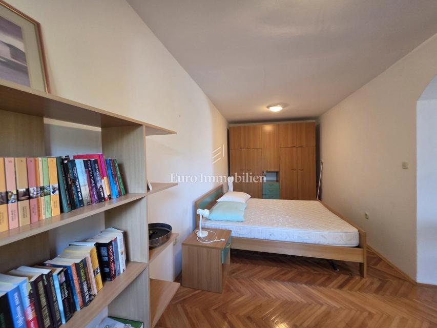 Crikvenica - hiša s štirimi apartmaji na odlični lokaciji