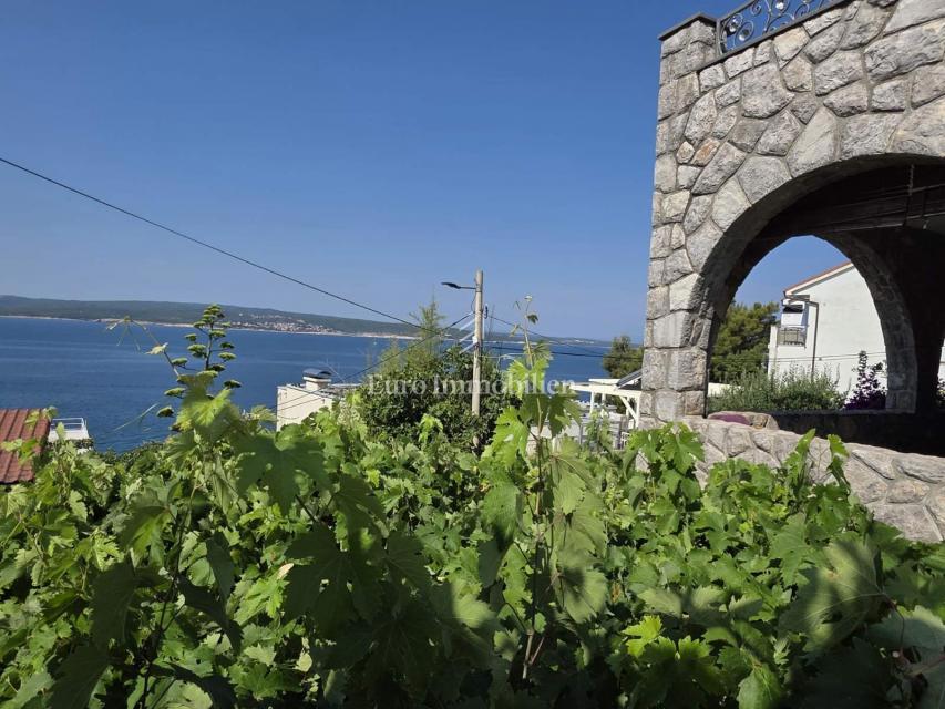 Crikvenica - hiša s štirimi apartmaji na odlični lokaciji