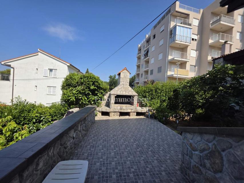 Crikvenica - hiša s štirimi apartmaji na odlični lokaciji