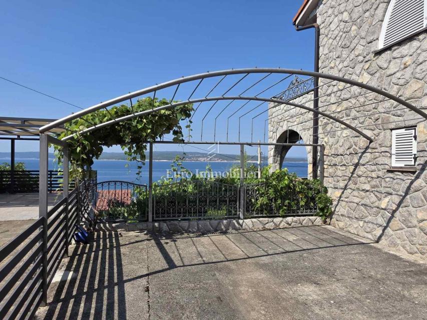 Crikvenica - hiša s štirimi apartmaji na odlični lokaciji