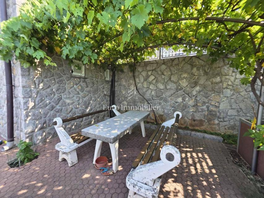Crikvenica - hiša s štirimi apartmaji na odlični lokaciji