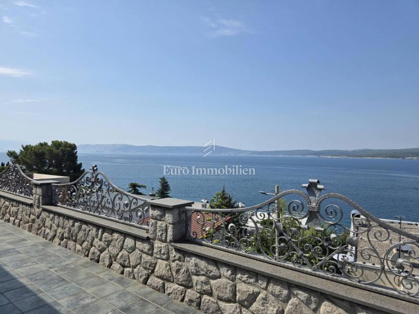 Crikvenica - hiša s štirimi apartmaji na odlični lokaciji