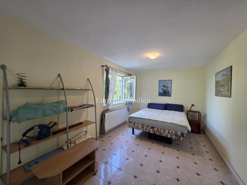 Crikvenica - hiša s štirimi apartmaji na odlični lokaciji