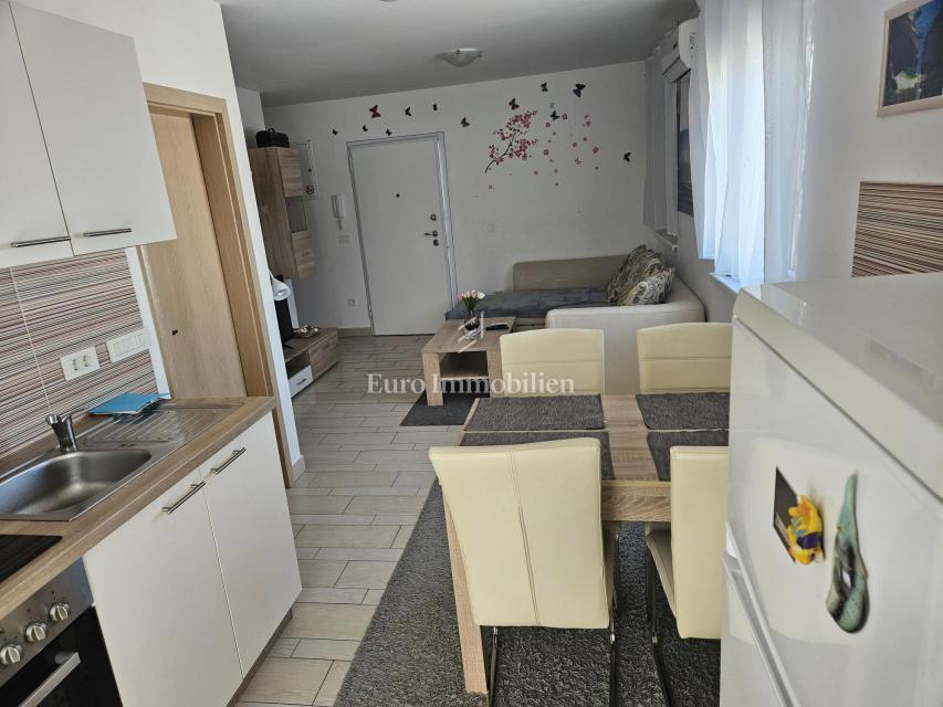 Apartma z balkonom v bližini morja