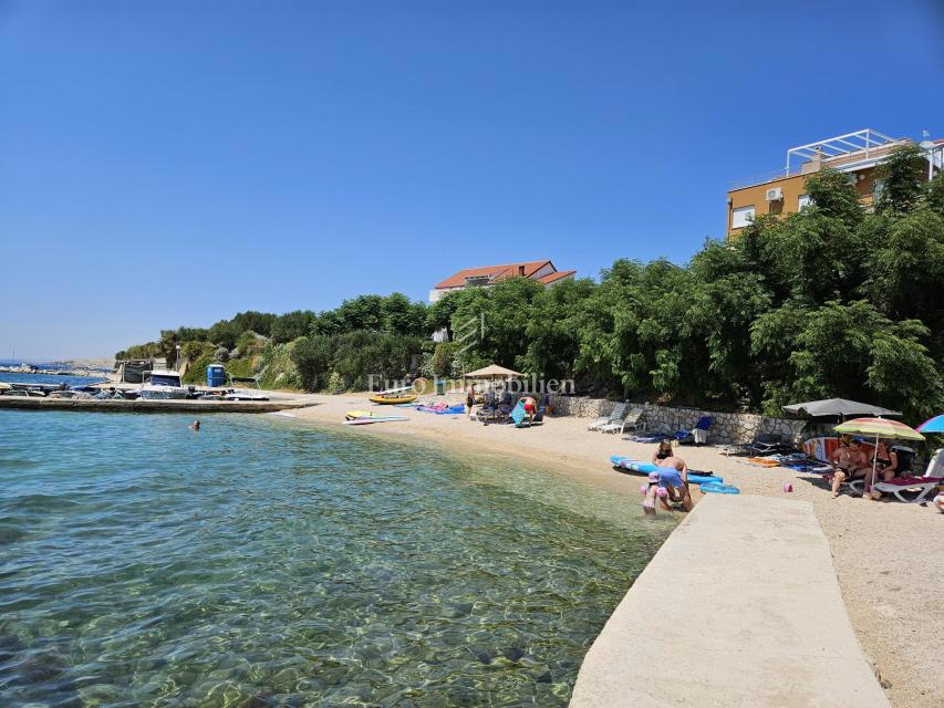 Apartma z balkonom v bližini morja