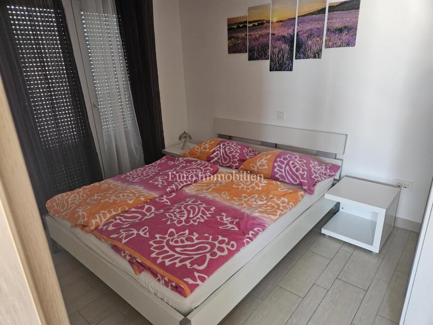 Apartma z balkonom v bližini morja