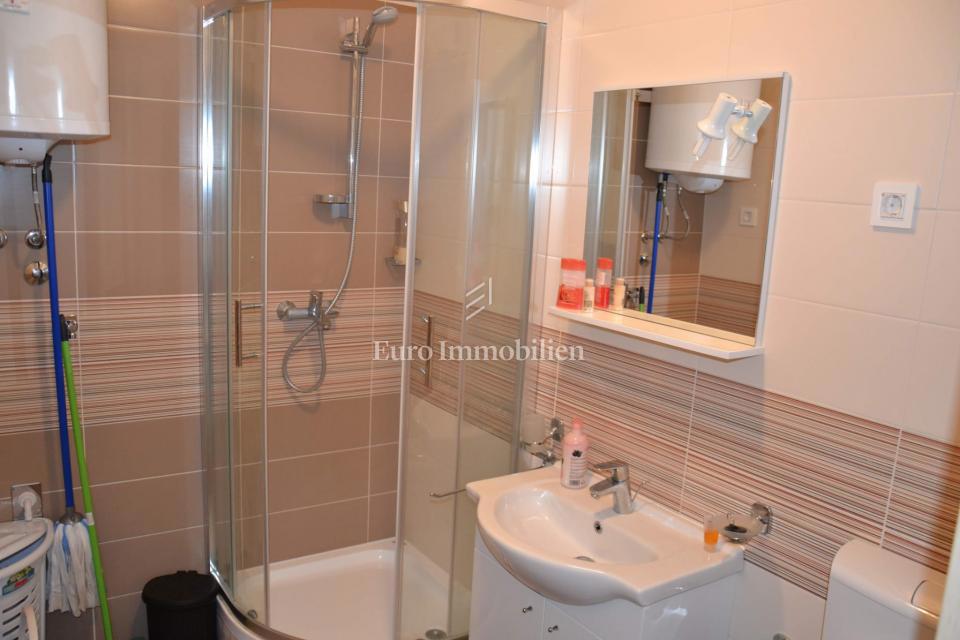 Apartma z balkonom v bližini morja