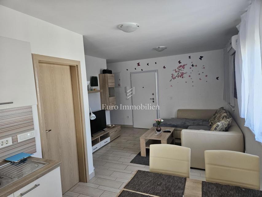 Apartma z balkonom v bližini morja