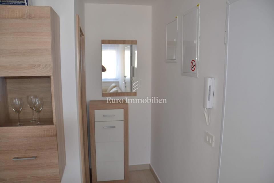 Apartma z balkonom v bližini morja