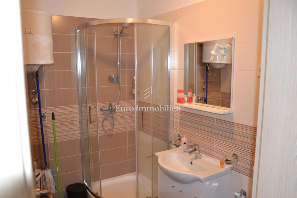 Apartma z balkonom v bližini morja