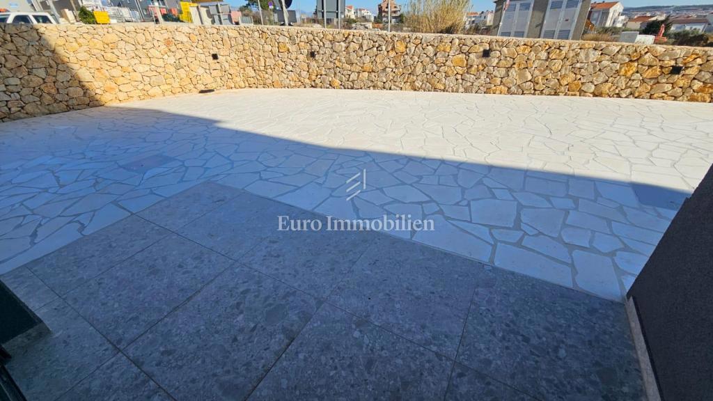 Novalja - novogradnja s 6 apartmaji, blizu plaže