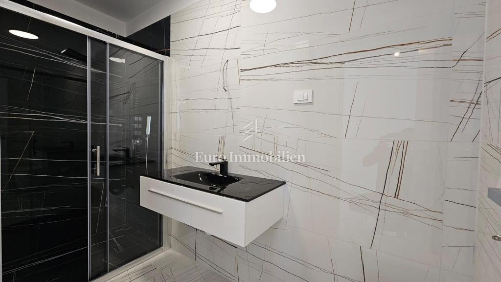 Novalja - novogradnja s 6 apartmaji, blizu plaže