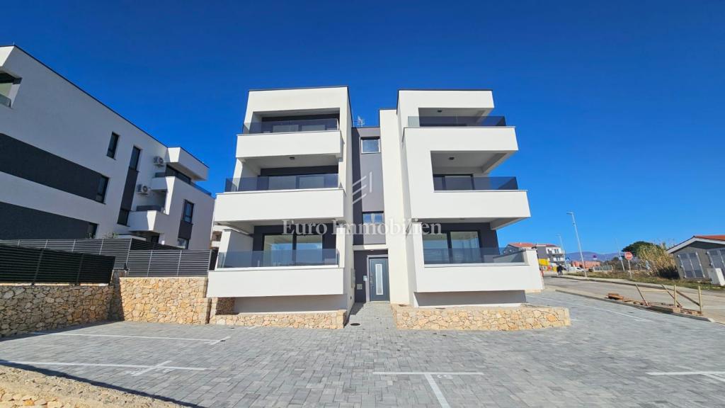 Novalja - novogradnja s 6 apartmaji, blizu plaže