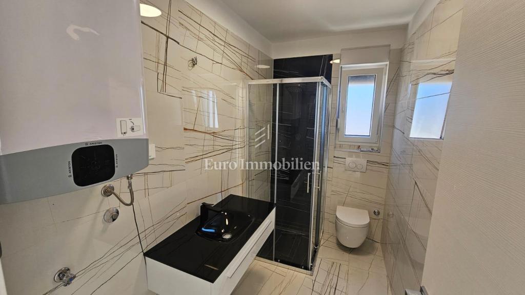Novalja - novogradnja s 6 apartmaji, blizu plaže