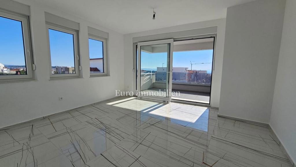 Novalja - novogradnja s 6 apartmaji, blizu plaže