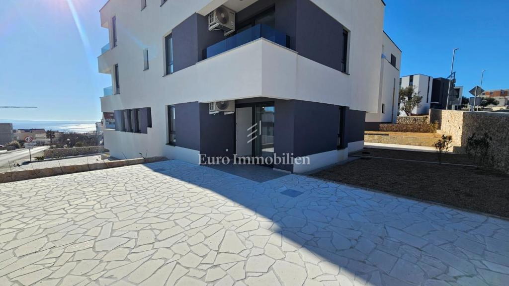 Novalja - novogradnja s 6 apartmaji, blizu plaže