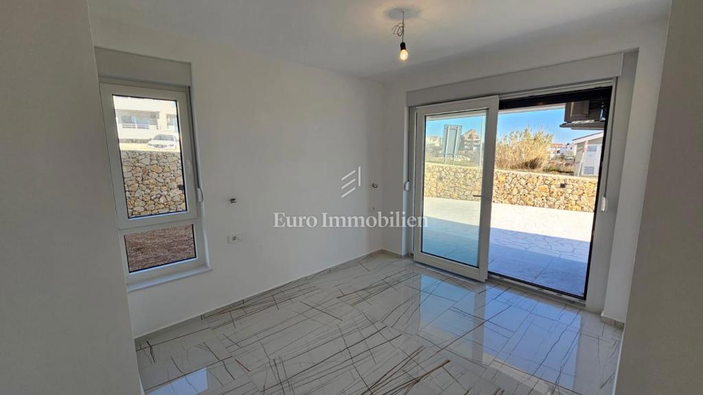 Novalja - novogradnja s 6 apartmaji, blizu plaže
