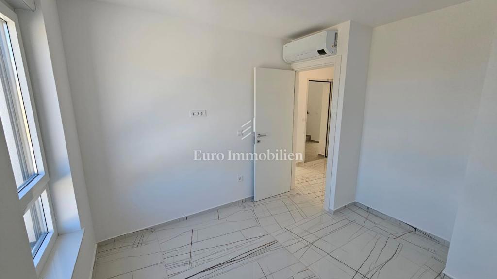 Novalja - novogradnja s 6 apartmaji, blizu plaže