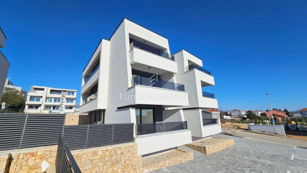 Novalja - novogradnja s 6 apartmaji, blizu plaže