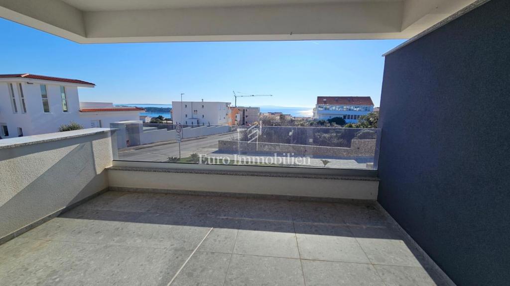 Novalja - novogradnja s 6 apartmaji, blizu plaže