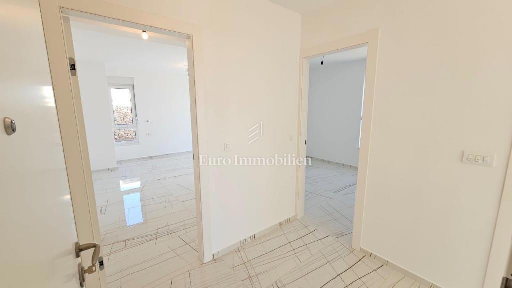 Novalja - novogradnja s 6 apartmaji, blizu plaže