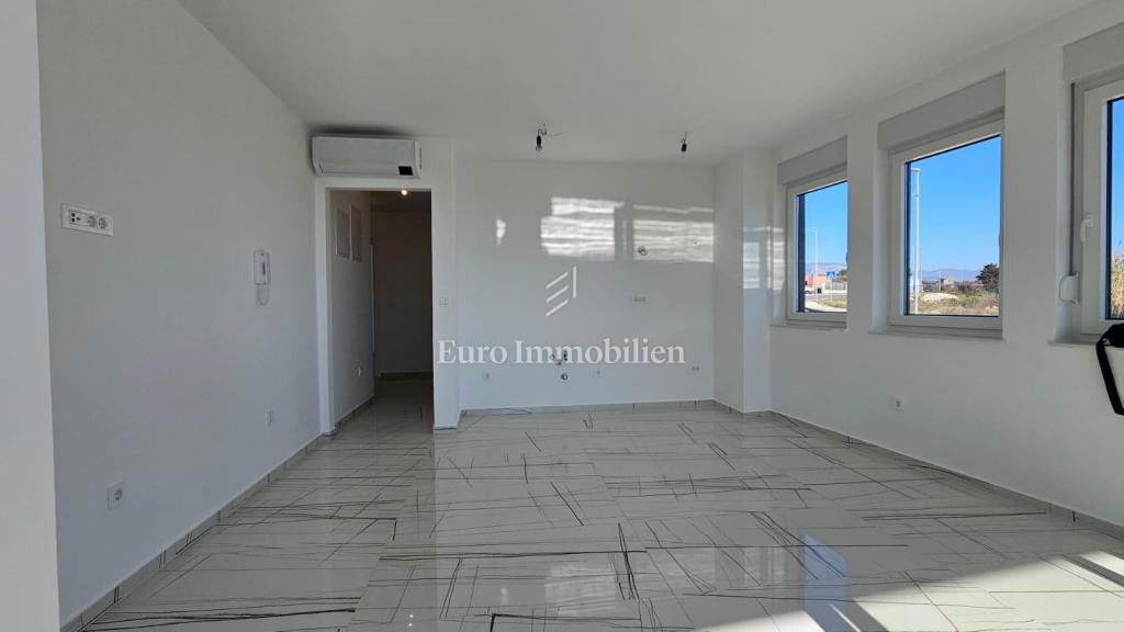 Novalja - novogradnja s 6 apartmaji, blizu plaže