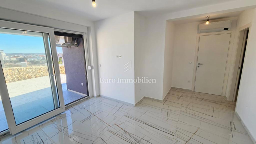 Novalja - novogradnja s 6 apartmaji, blizu plaže
