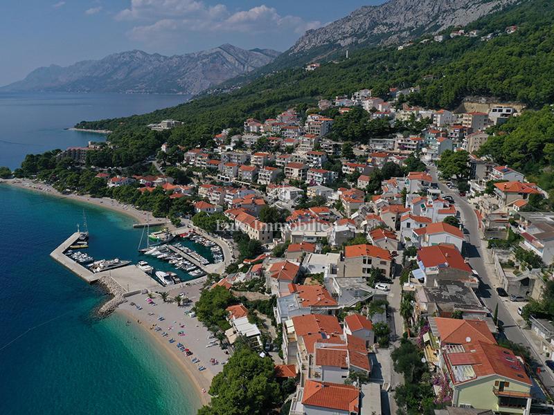 Brela - gradbeno zemljišče v bližini morja