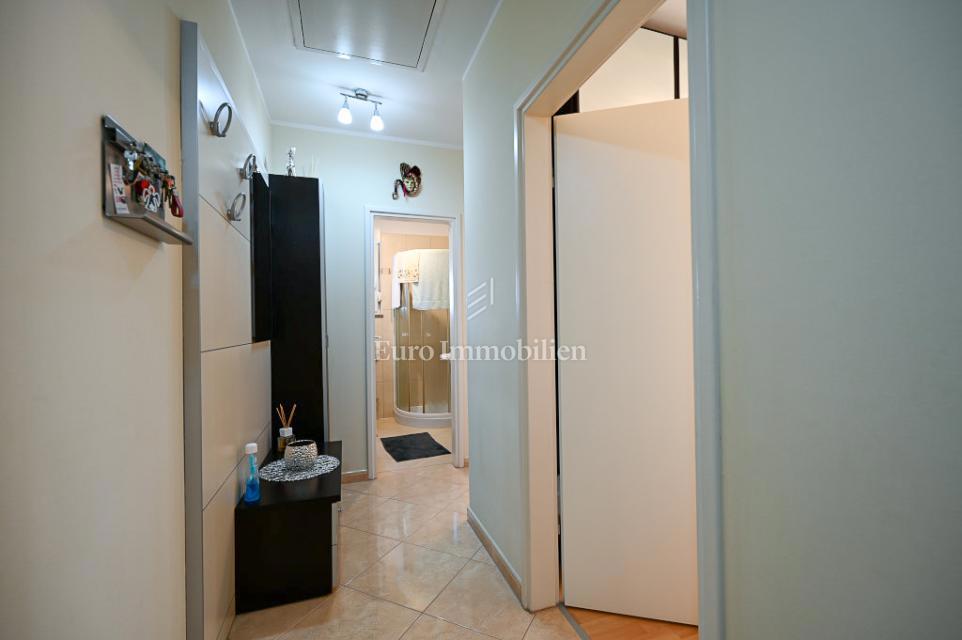 Novigrad – Stanovanje v bližini centra z razgledom na morje