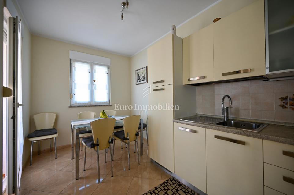 Novigrad – Stanovanje v bližini centra z razgledom na morje