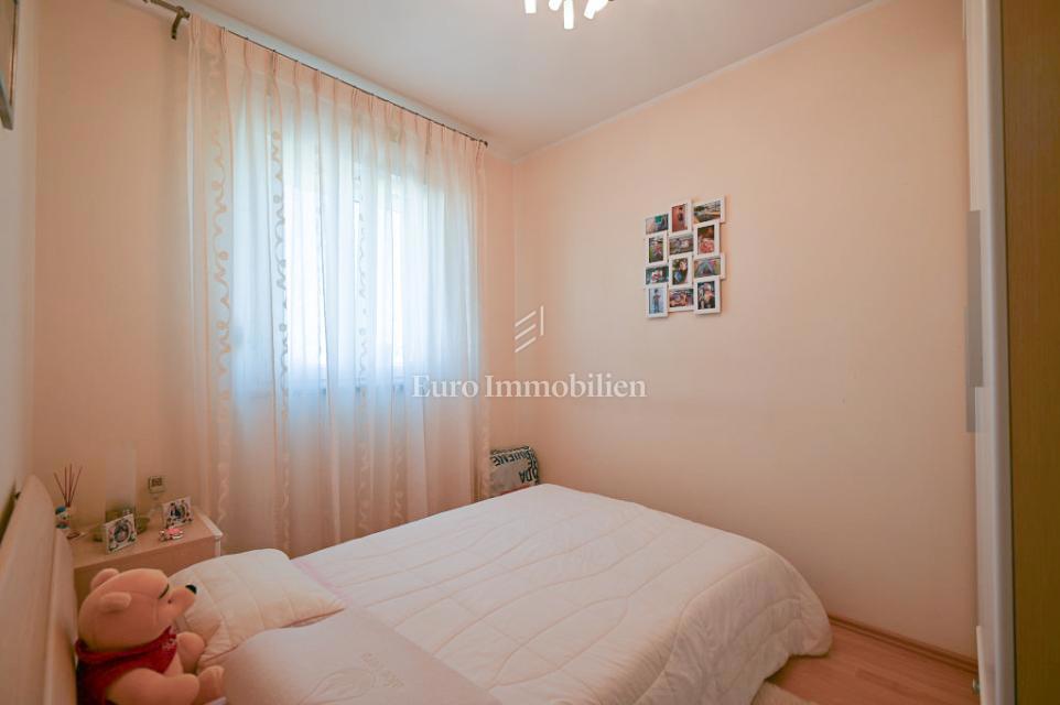 Novigrad – Stanovanje v bližini centra z razgledom na morje