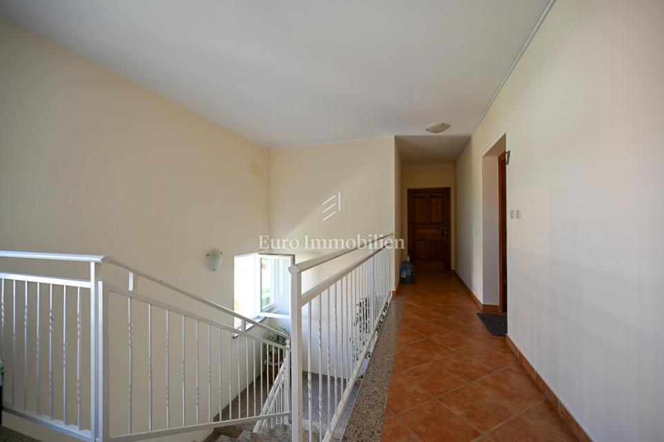 Novigrad – Stanovanje v bližini centra z razgledom na morje